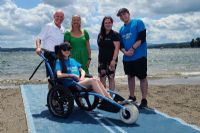 Un tapis d’accès pour les personnes à mobilité réduite à la plage des Cantons